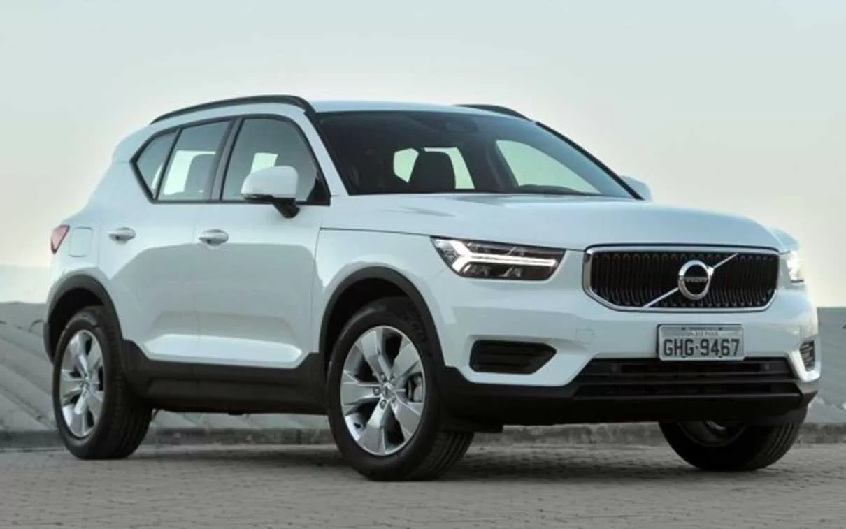 O design do Volvo XC40 é uma verdadeira expressão de elegância sueca, com linhas suaves e detalhes bem pensados que se destacam na estrada.