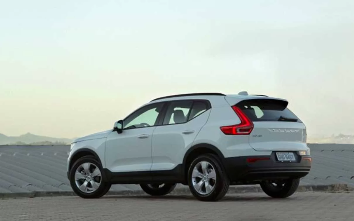 O Volvo XC40 T4 2.0 é um SUV compacto que cativa os motoristas com sua combinação de design sofisticado e desempenho sólido.