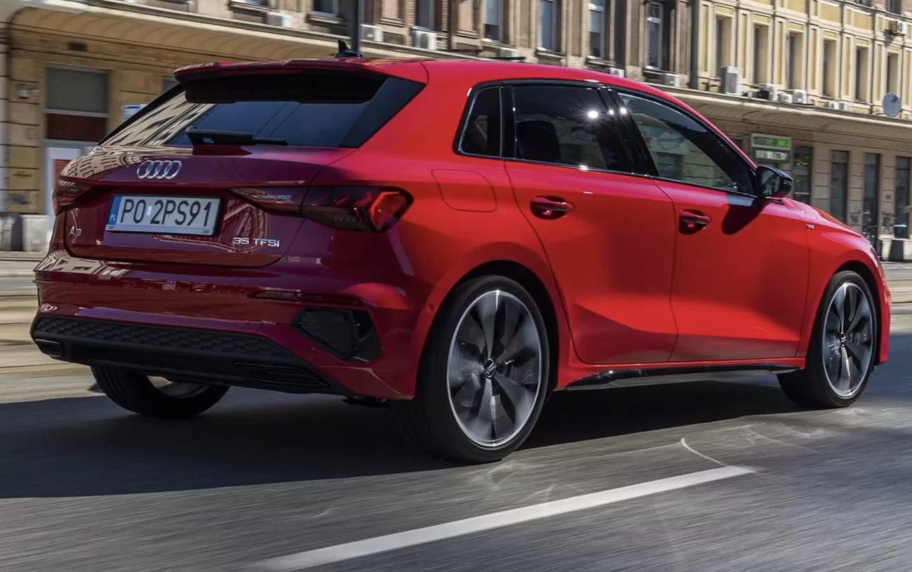 Com 4343 mm de comprimento, 1816 mm de largura, 1430 mm de altura e peso de 1485 kg, o Audi A3 Sportback apresenta dimensões ideais para uso urbano e viagens.