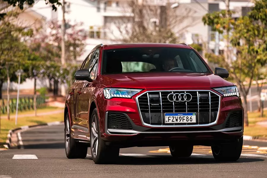 Quando o assunto é a aquisição de um carro usado, uma dúvida recorrente surge: será que é um bom negócio? Nesse contexto, o Audi Q7 Performance 3.0 V6 TFSi 2023 se apresenta como uma alternativa atraente.