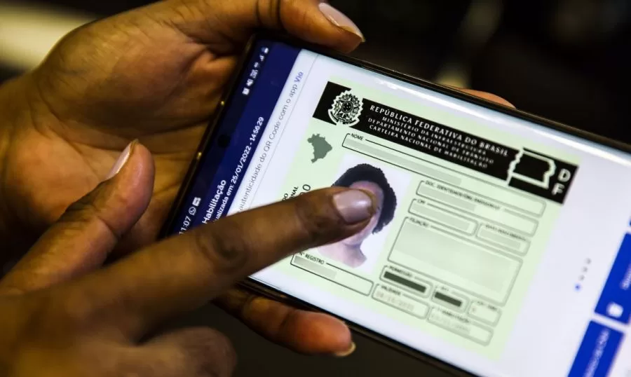 Ela permite que os motoristas tenham uma cópia digital do documento em seus smartphones, facilitando a apresentação em situações que exigem a comprovação da habilitação.