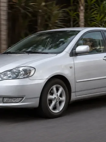 Com 136 cv, porta-malas de 437L e um conforto premium, o Toyota Corolla SE-G 2005 roda muito mais macio que o Honda Civic da época