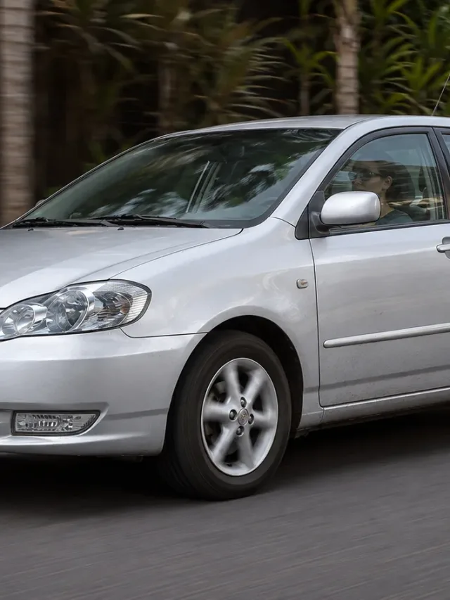 Com 136 cv, porta-malas de 437L e um conforto premium, o Toyota Corolla SE-G 2005 roda muito mais macio que o Honda Civic da época