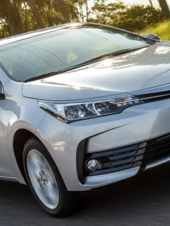 Custando R$ 102.865, com motor 2.0 de 154 cv, CVT, consumo de até 12,6 km/l e porta-malas de 470 litros, Toyota Corolla XEi 2019 custa menos que Chevrolet Onix Plus 0 km