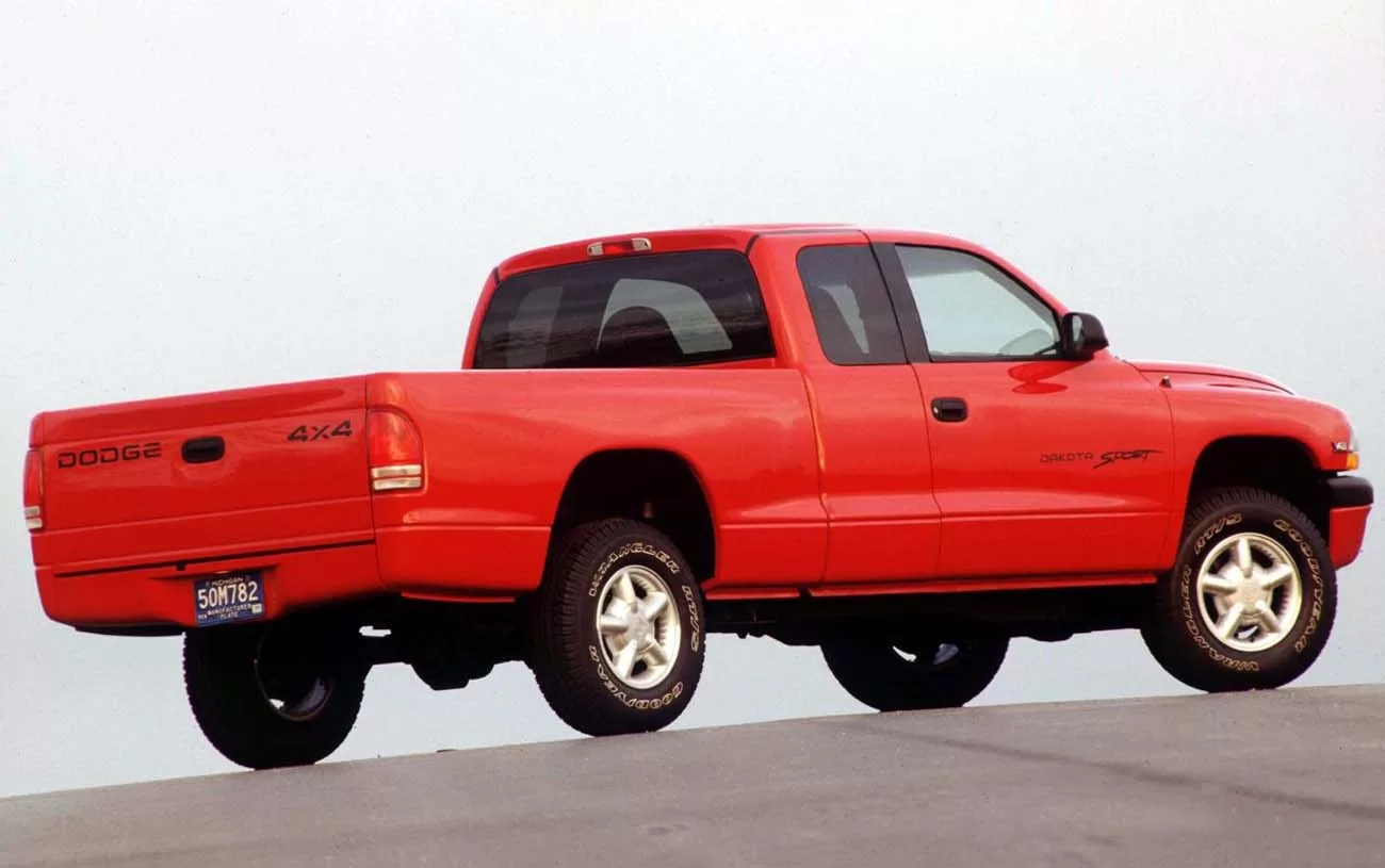 Desempenho: O Dodge Dakota Sport 3.9 V6 CE 2000 oferece uma potência de 177 cv, alcançando uma velocidade máxima de 175 km/h. Um utilitário robusto para várias necessidades.