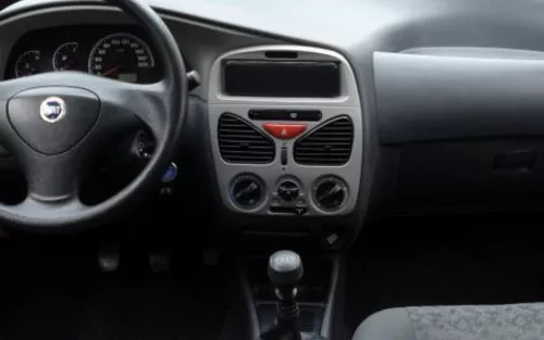 Interior leva cinco pessoas, porta-malas tem 290 litros e a carga útil é de 400 kg. Conforto é básico, mas cumpre tarefas do dia a dia.