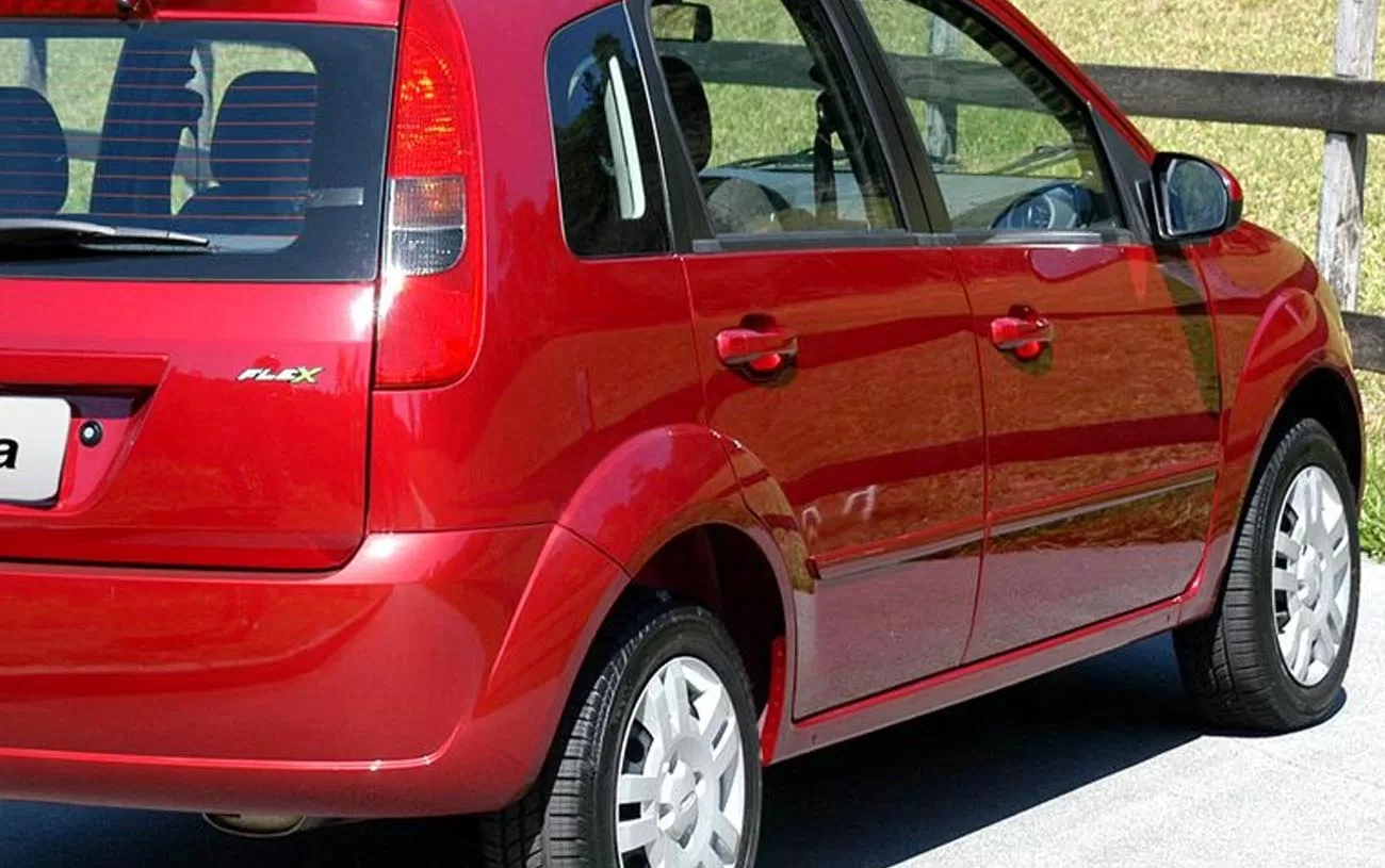 Desempenho: Com velocidade máxima de 146 km/h, o Ford Fiesta 1.0 2007 atinge 0 a 100 km/h em 16,8 segundos, ideal para deslocamentos urbanos.