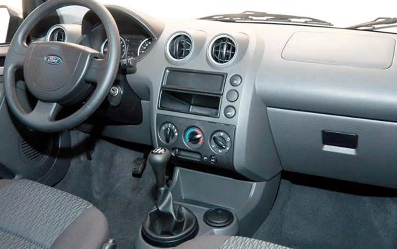 Câmbio manual de 5 marchas, tração dianteira e direção sem assistência, dirigir é simples, direto e sem surpresas