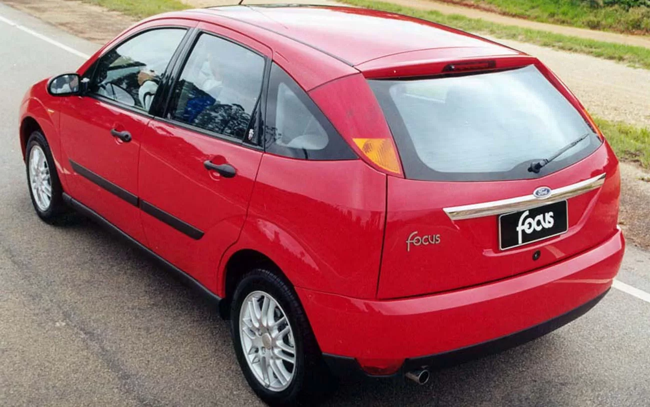 Desempenho: O Ford Focus GLX 1.8 de 2003 oferece uma performance sólida e ágil, ideal para diversas situações de condução.