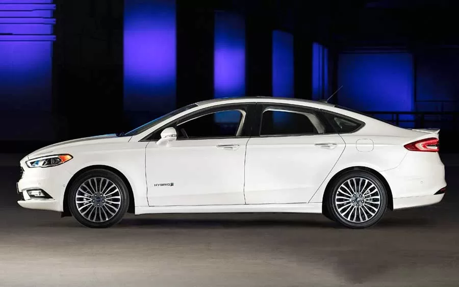 O Ford Fusion Hybrid 2.0 de 2018 é um sedã que chegou ao mercado com uma proposta inovadora, buscando oferecer um equilíbrio entre desempenho, economia e conforto. Com um preço de R$ 140.409, o veículo apresentou uma desvalorização de apenas -1,22%, o que mostra sua consistência no mercado automotivo.