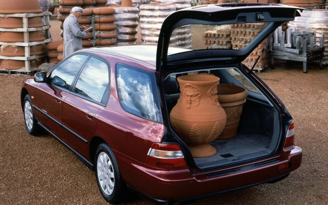 Este carro apresenta um desempenho sólido, com motor de 4 cilindros, tração dianteira e transmissão automática de 4 marchas.