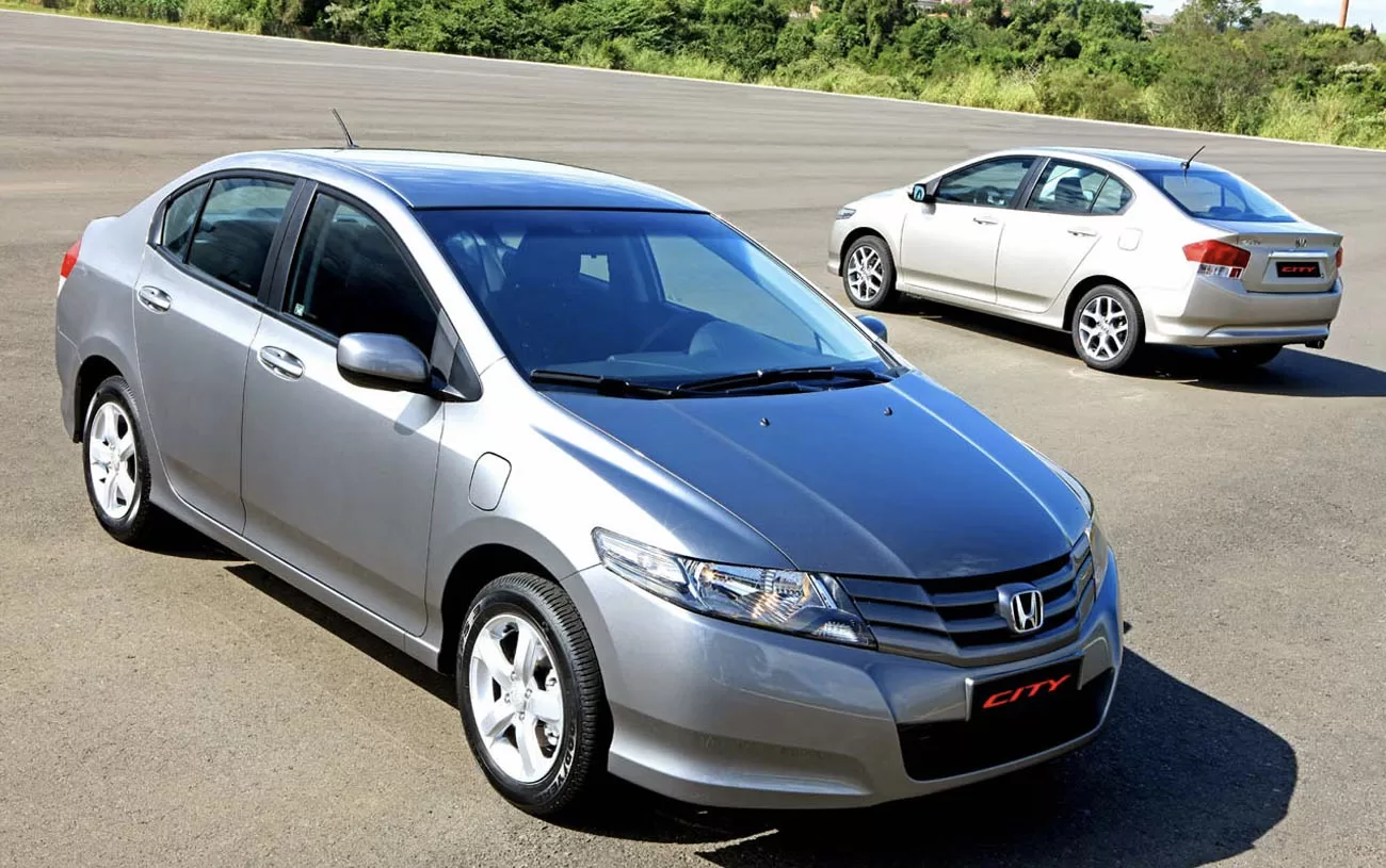 Honda City LX 1.5 2011: sedã compacto com desempenho confiável e conforto notável.