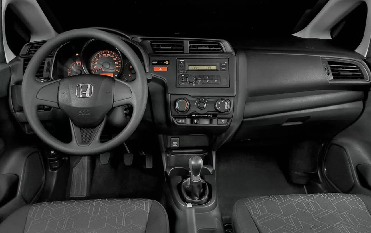 Equipado com uma transmissão manual de 5 marchas, o Honda Fit oferece trocas suaves e precisas, garantindo uma condução confortável em diferentes condições de tráfego.