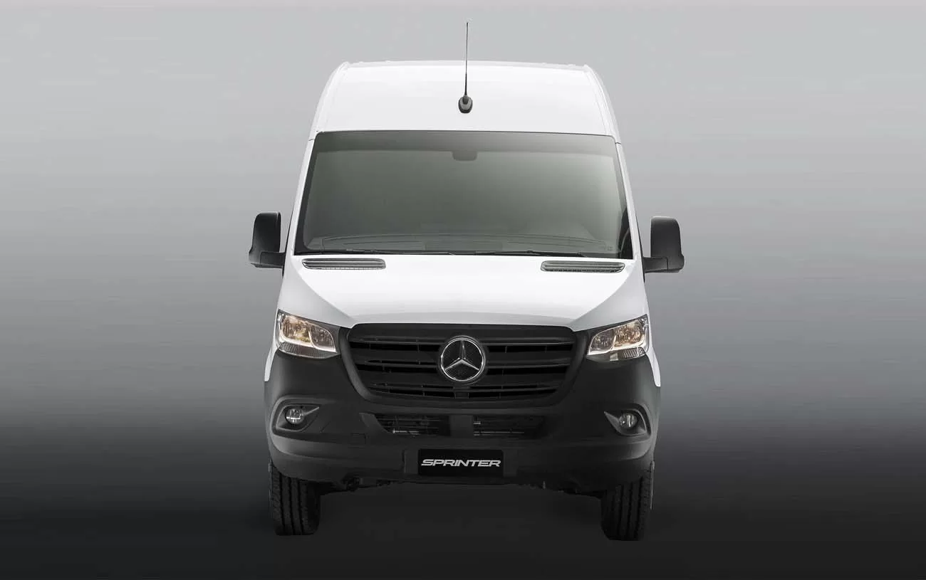 A Sprinter Van 417 2024 impressiona com seu design moderno e proporções elegantes, refletindo a excelência da marca Mercedes-Benz.