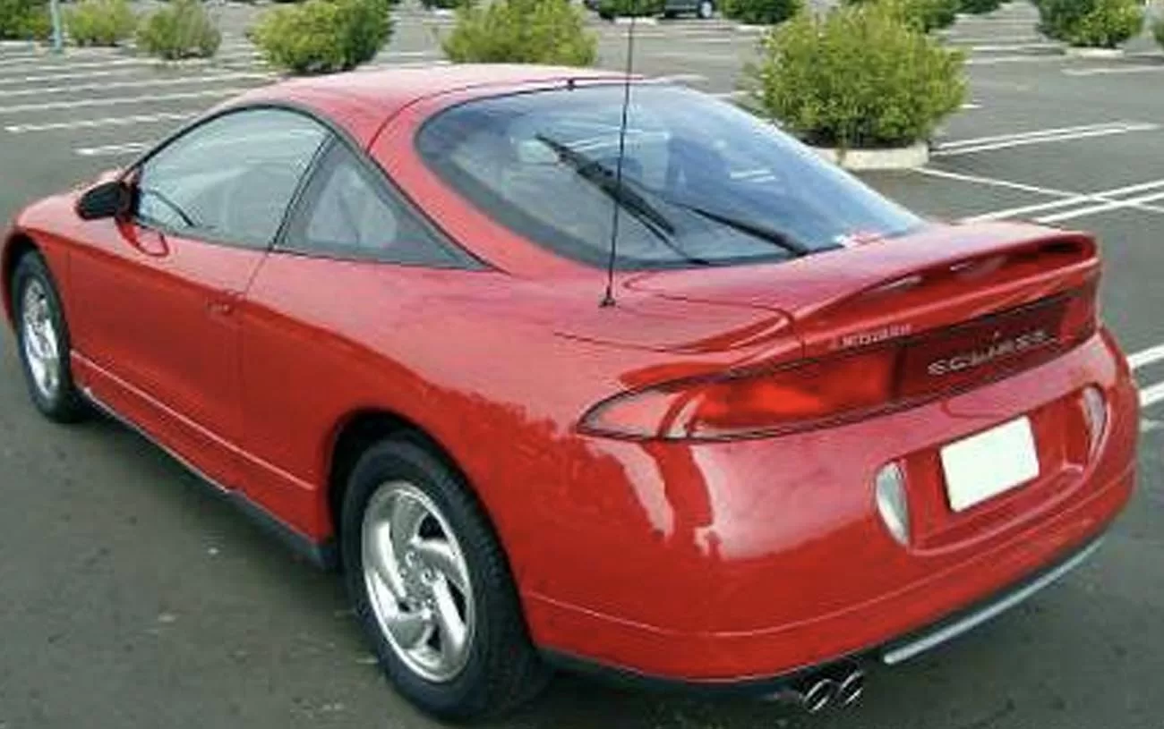 Desempenho: O Mitsubishi Eclipse GS 2.0 de 1995 oferece um desempenho emocionante, com 142 cv de potência e uma aceleração de 0 a 100 km/h em 9,9 segundos.