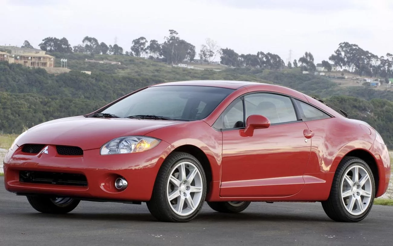 Desempenho excepcional: o Mitsubishi Eclipse GT 3.8 V6 2009 oferece uma potência de 267 cv e uma velocidade máxima de 228 km/h.