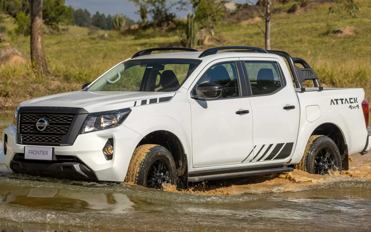 A caçamba da Nissan Frontier Attack 2.3 AT 2024 oferece capacidade para 1054 litros, ideal para transportar cargas volumosas. Além disso, possui uma carga útil de 1029 kg, tornando-a uma escolha excelente para trabalhos pesados e viagens de carga.