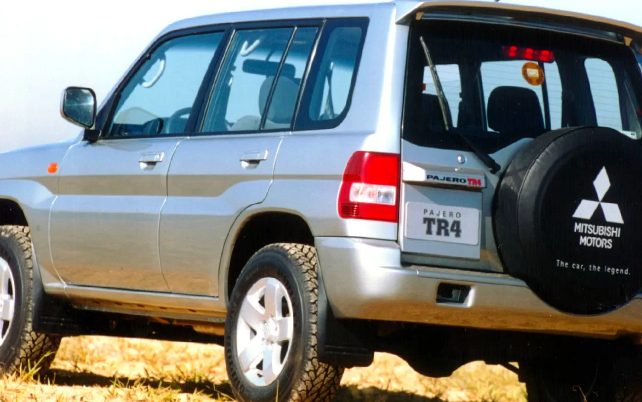 O Mitsubishi Pajero TR4 2.0 16V de 2006 se destaca por sua potência e confiabilidade. Com 131 cavalos de potência e torque de 18,05 kgf.m, oferece uma experiência sólida em qualquer terreno.