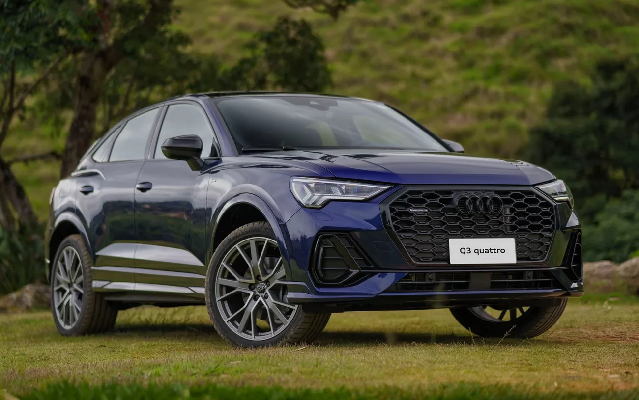 O Audi Q3 Sportback apresenta linhas fluídas e uma grade frontal octogonal imponente, combinadas com faróis Full-LED dinâmicos, criando um visual distinto e atlético.