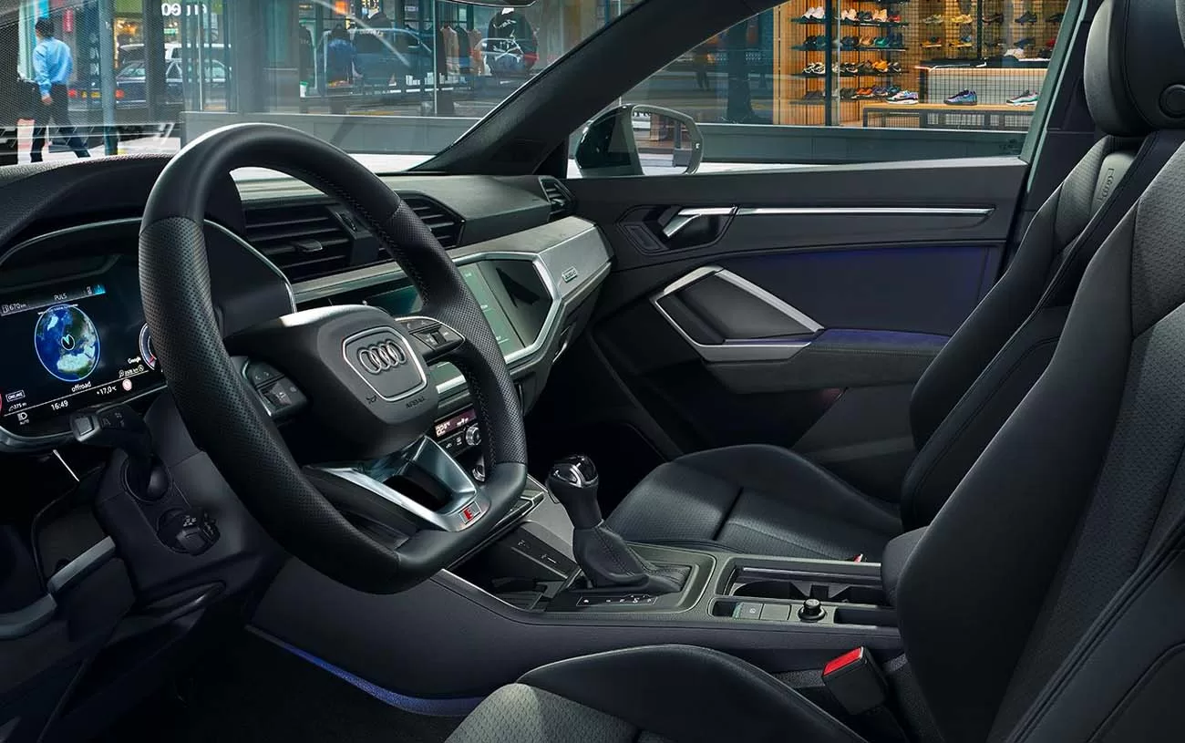 No interior, o Q3 Sportback oferece uma cabine espaçosa, revestida com materiais nobres, central multimídia MMI e Audi Virtual Cockpit, garantindo uma experiência tecnológica avançada.