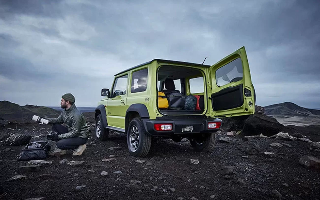 Apesar de compacto, o porta-malas do Jimny Sierra oferece espaço suficiente para transportar bagagens e equipamentos essenciais.