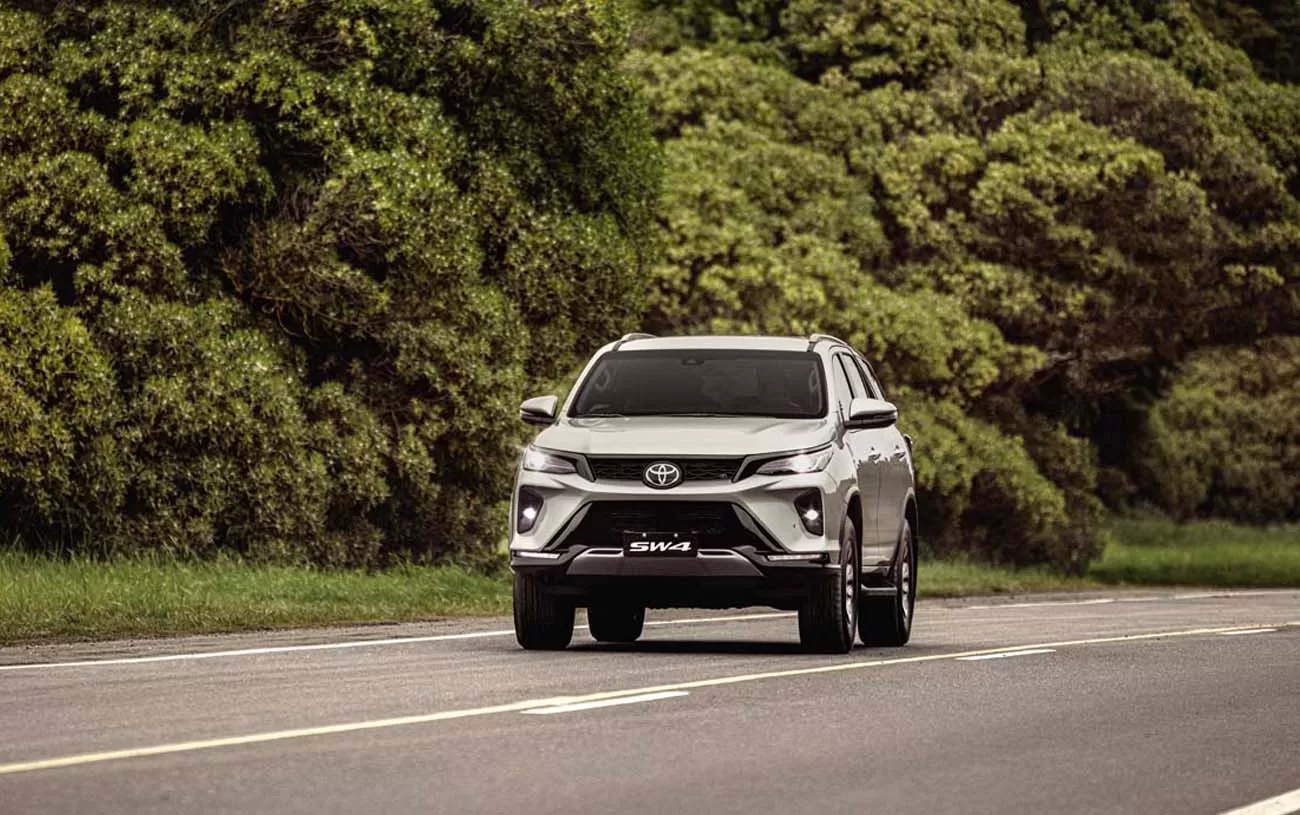 Desempenho: Aceleração de 0 a 100 km/h em 11,8 segundos, com velocidade máxima de 180 km/h, garantindo uma experiência de condução potente e ágil.