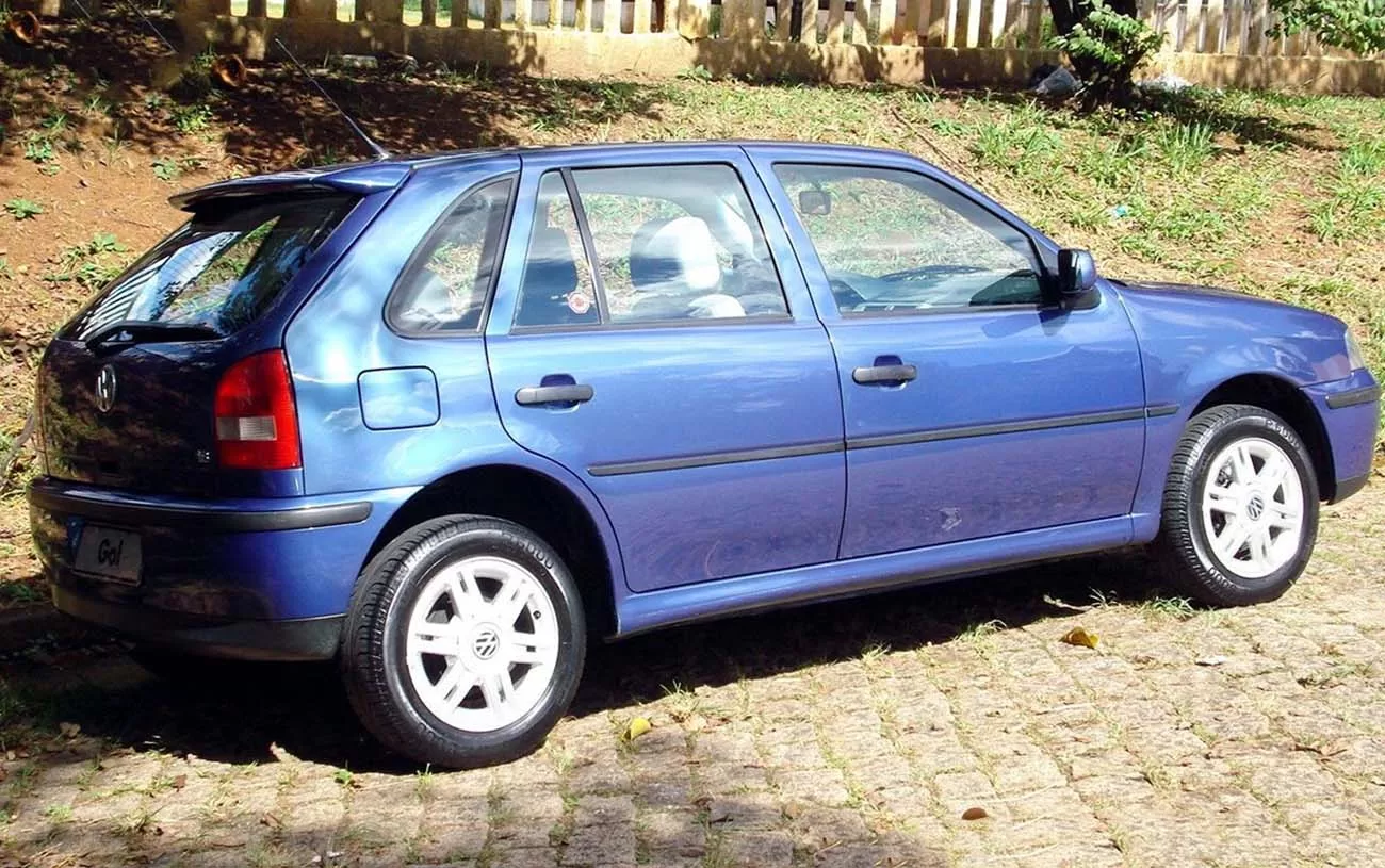 Desempenho: Aceleração de 0 a 100 km/h em 11,8s. Eficiência na cidade e estrada.