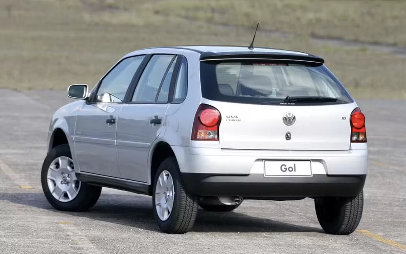 O desempenho do Gol Power 1.6 é destacado por sua potência de 99 cv, garantindo uma condução ágil e eficiente em diversas situações de estrada.