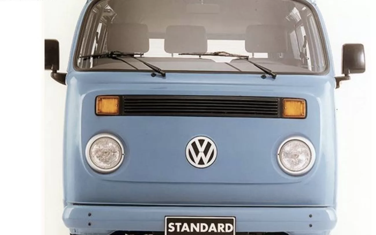 A Volkswagen Kombi Standard 1.6 2006 é um ícone da versatilidade automobilística nacional.