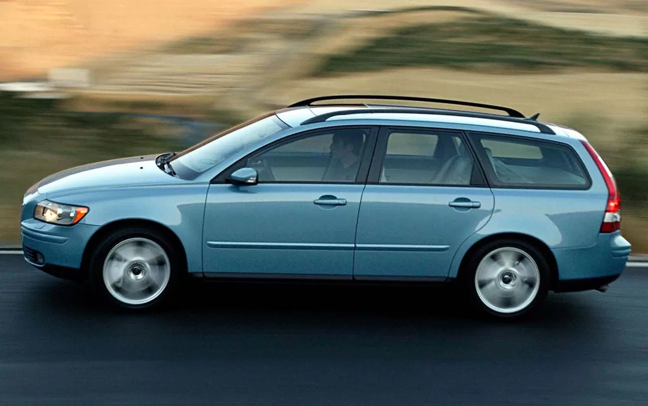 Desempenho: O Volvo V50 2.4 2007 proporciona uma experiência de condução ágil e responsiva, com uma potência de 170 cv e velocidade máxima de 215 km/h.