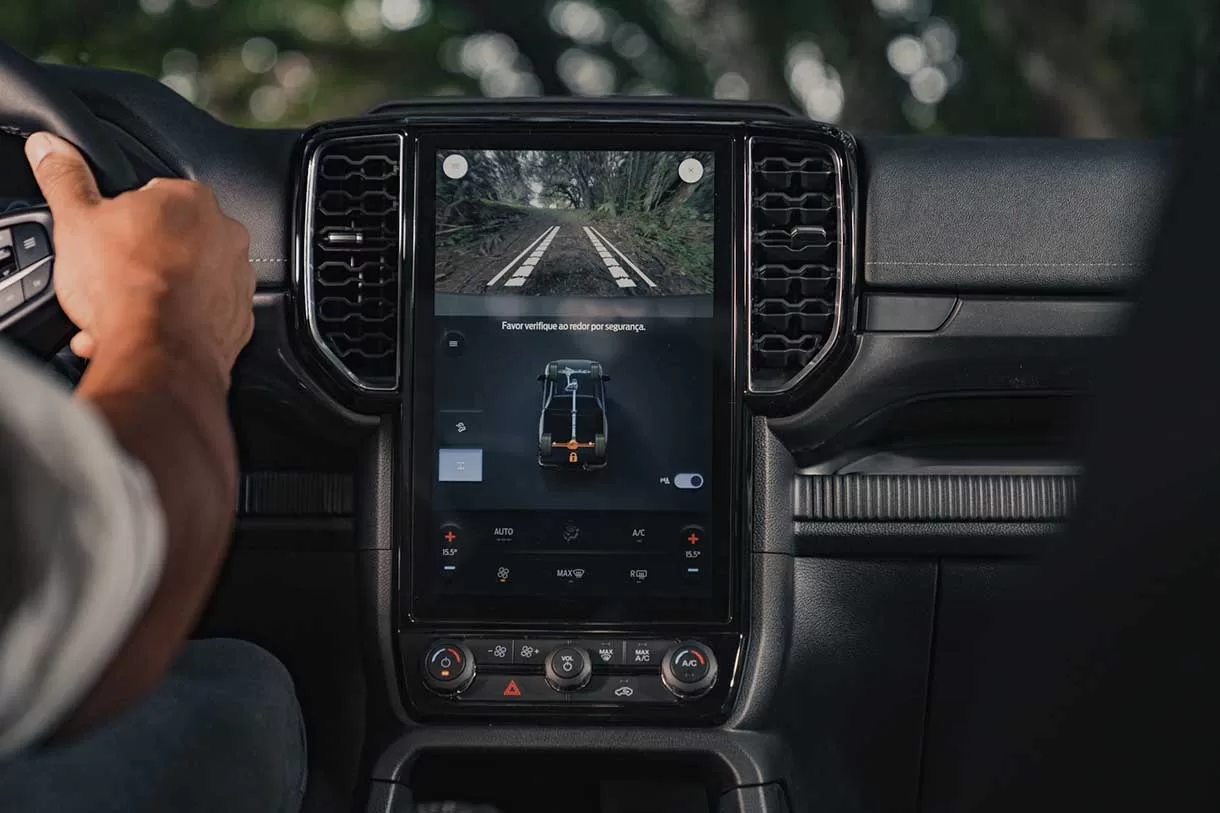 Com um interior refinado, bancos de couro premium e uma variedade de recursos tecnológicos, a Nova Ford Ranger 2024 oferece uma experiência de condução luxuosa e confortável.