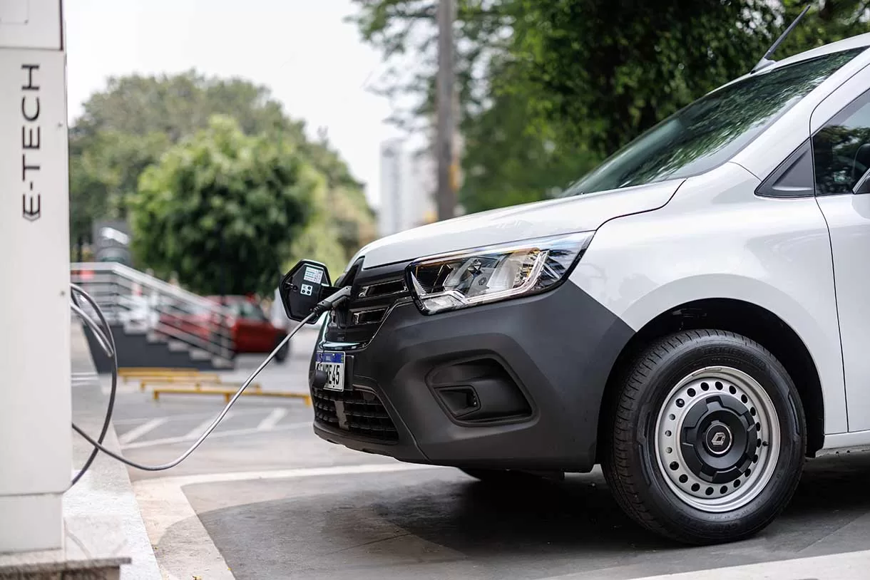 A Renault, pioneira em veículos comerciais elétricos no Brasil, lança o Kangoo E-Tech, uma solução de mobilidade elétrica para empresas preocupadas com o meio ambiente.