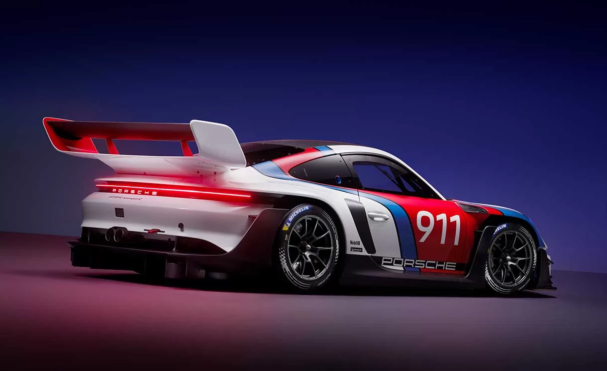 O design do Porsche 911 GT3 R Rennsport é uma obra de arte automotiva. Criado por Grant Larson e Thorsten Klein, ele equilibra a aparência de um carro de competição com elementos modernos, prestando homenagem à história da Porsche de forma emocionante.