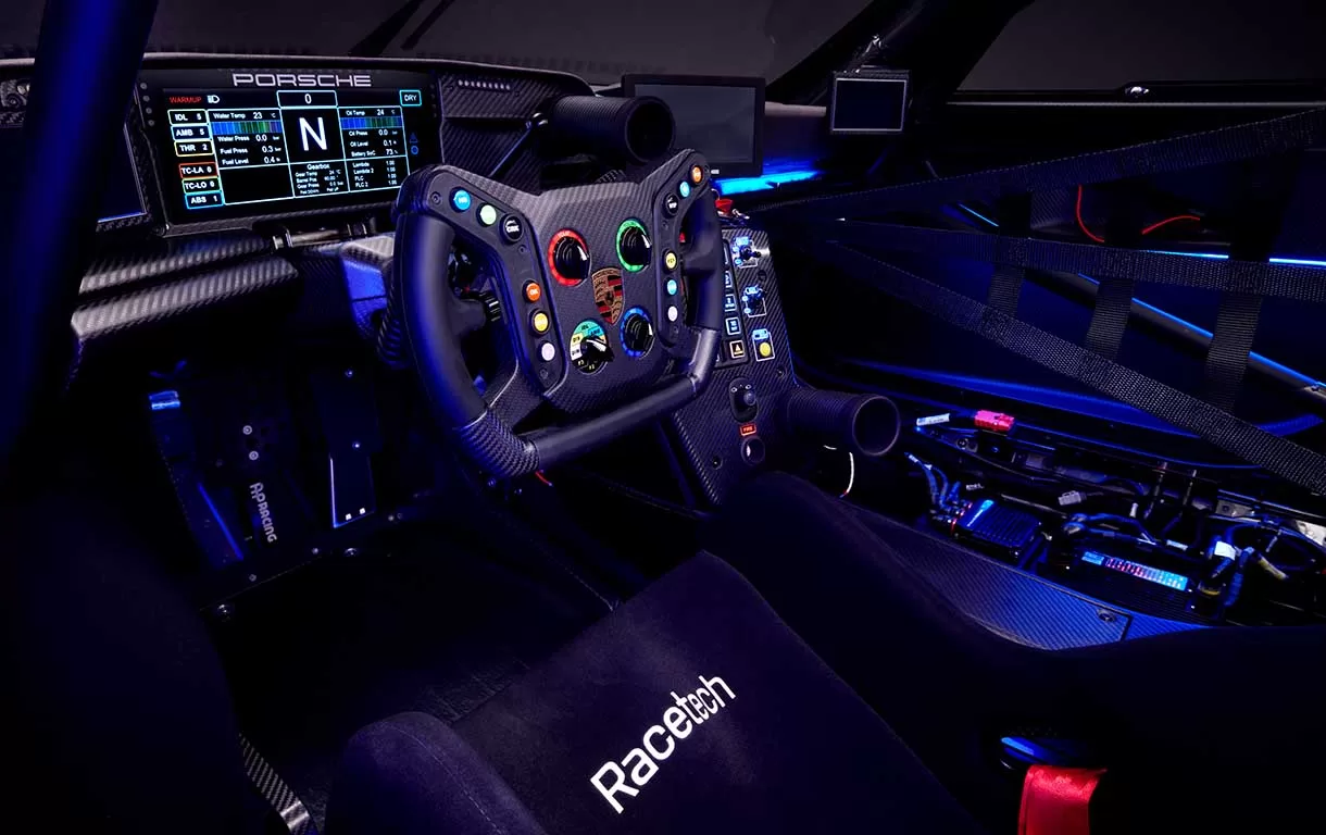 O interior do 911 GT3 R Rennsport não decepciona. Monitores das câmeras externas integrados e iluminação ambiente ajustável são apenas algumas das características que o tornam moderno e exclusivo.