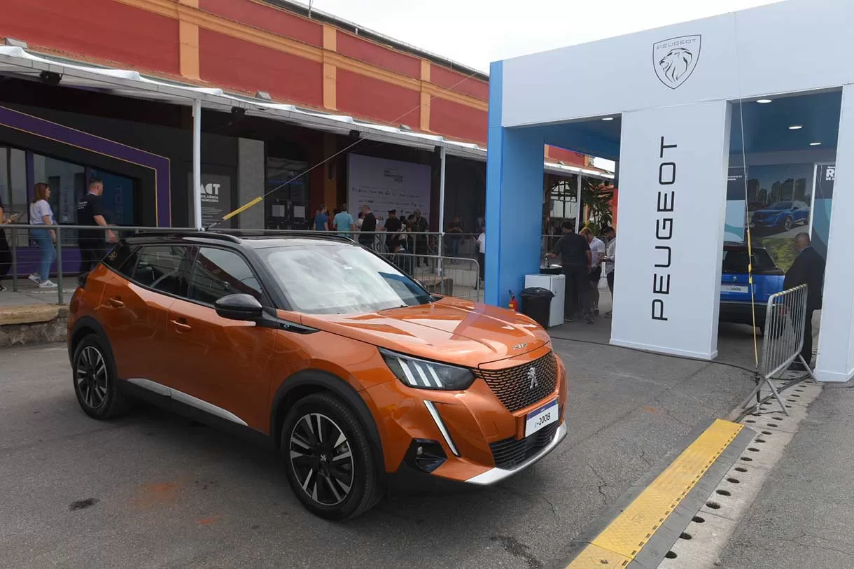 A Raízen Power forneceu carregadores da rede Shell Recharge durante o evento, garantindo que os veículos elétricos da PEUGEOT estivessem sempre prontos para a ação.