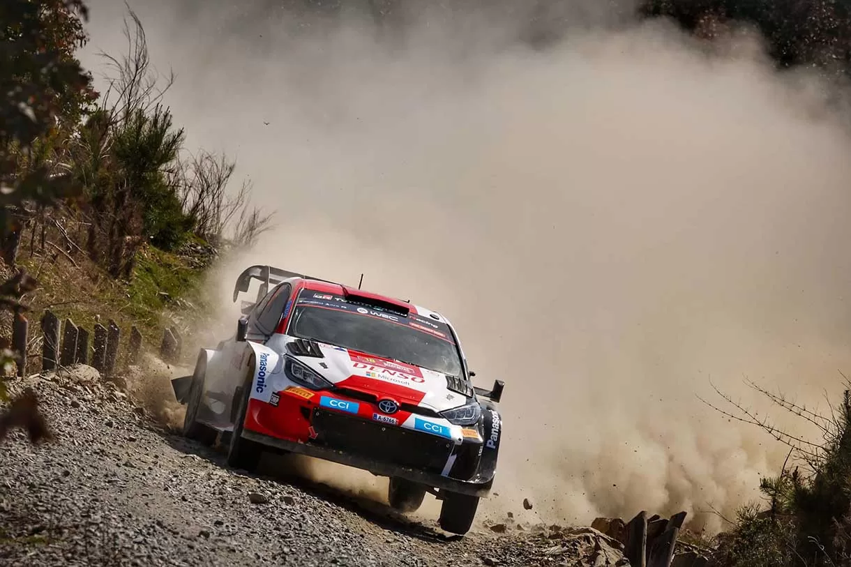 Com esta conquista, a Toyota também atingiu um marco significativo, alcançando seu sétimo título no WRC desde a temporada de 1993. Essa consistência e sucesso ao longo dos anos só solidificam ainda mais a reputação da Toyota como uma potência no mundo do rally.