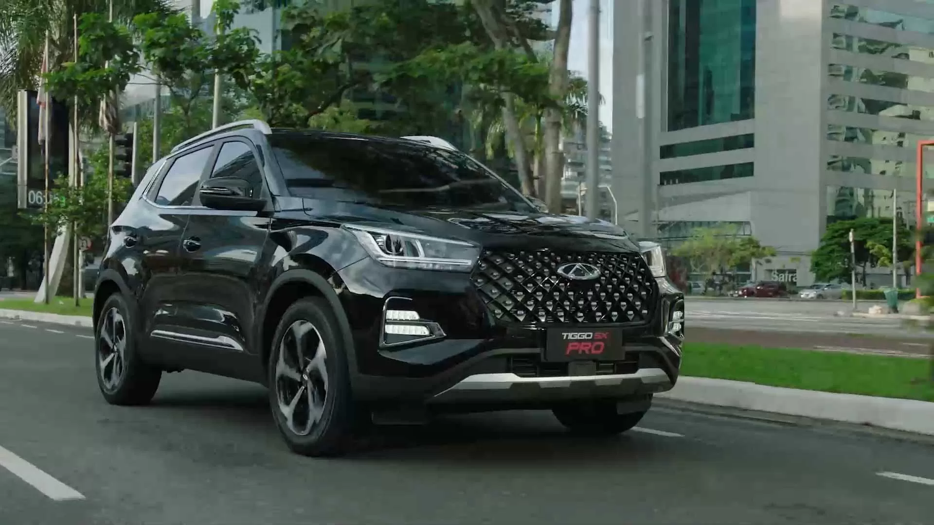 Este SUV combina um design moderno com um desempenho impressionante, tornando-o uma opção elegante e poderosa para os entusiastas de carros.