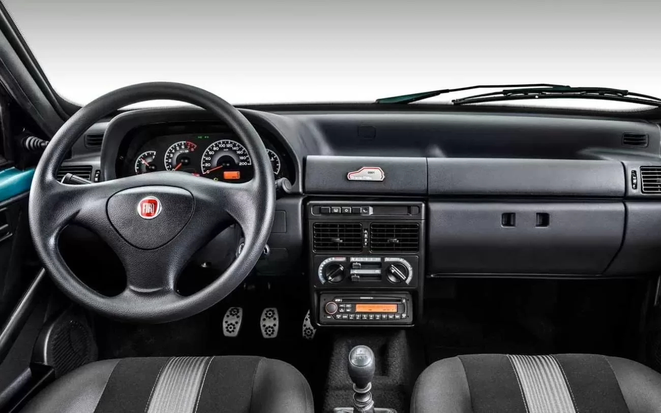 Fiat Uno Grazie Mille 2013: interior da cabine.