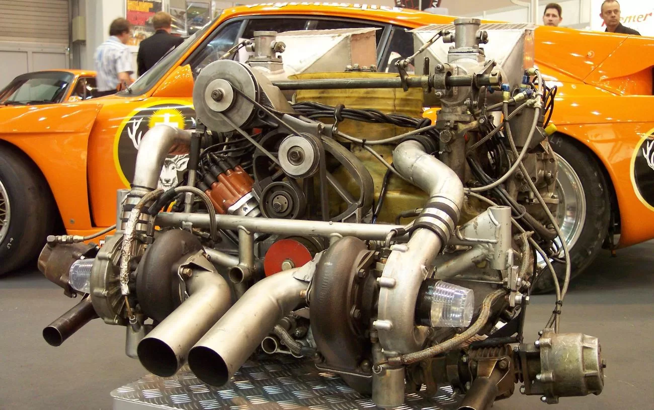 A autonomia elevada dos motores turbo permite viagens mais longas com menos paradas. (Porsche_935_Bi-Turbo_engine_TCE - Wikimedia Commons)