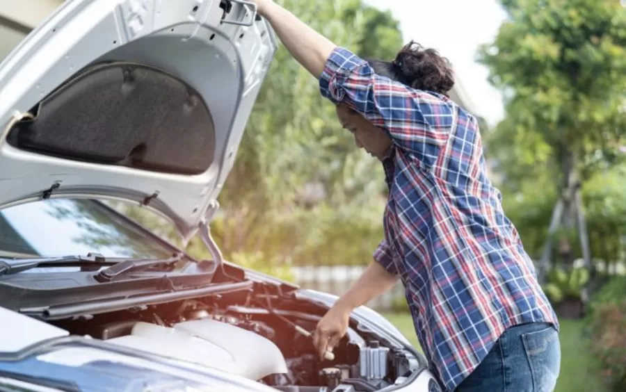 Como fechar o capô docarro corretamente