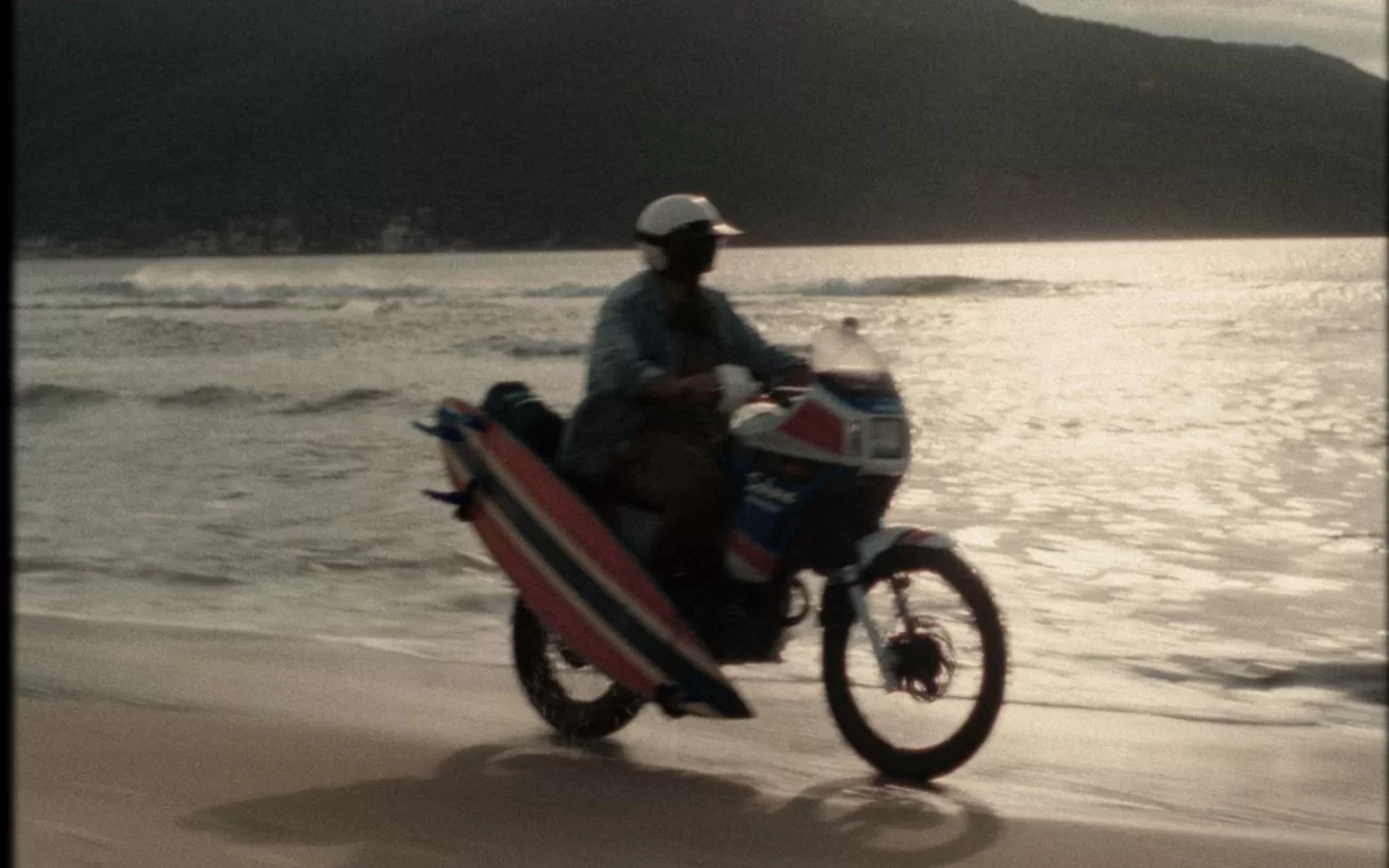 A Honda surpreende com a Sahara 300, trazendo de volta a nostalgia dos anos 90. Uma jornada emocionante espera os apaixonados por motocicletas.