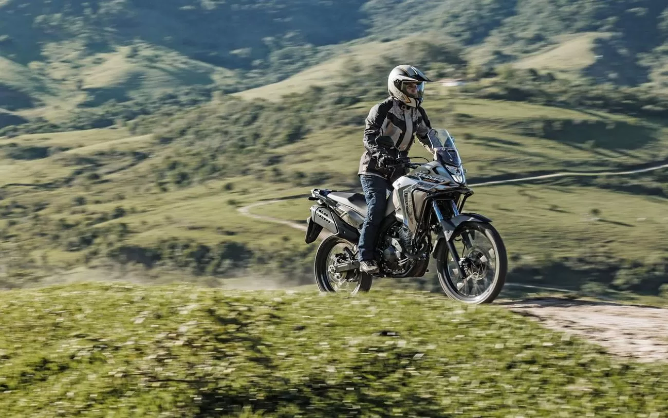 O coração pulsante da Sahara 300 é seu motor de 300cc, entregando desempenho excepcional. Uma máquina poderosa para os amantes da estrada.