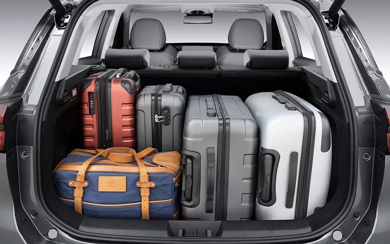 Porta-malas: Oferece um amplo porta-malas com capacidade para 525 litros, garantindo espaço suficiente para bagagens e objetos volumosos.