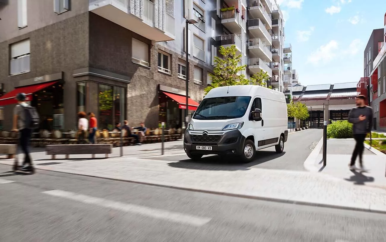 Conforto do motorista e tecnologia avançada garantem uma experiência de condução excepcional no Citroën Jumper.