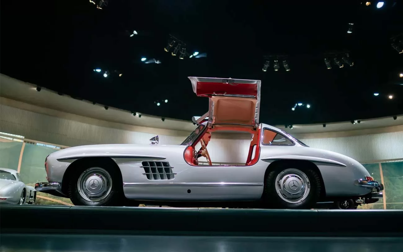 Desempenho Extraordinário: Com 215 hp e uma velocidade máxima de 250 km/h, o 300 SL estabeleceu novos padrões de excelência.