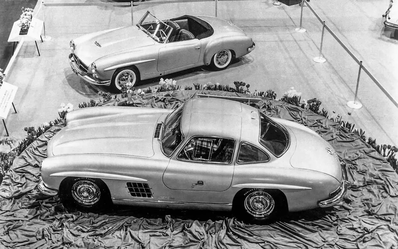 Design Único: Inspirado nas pistas de competição, o 300 SL Coupé cativou com suas portas distintas e aerodinâmica inovadora.