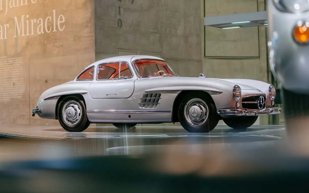 Celebrando 70 Anos: O Mercedes-Benz 300 SL Coupé é uma lenda automotiva. Suas portas de asa de gaivota marcaram época no Salão de Nova Iorque de 1954.