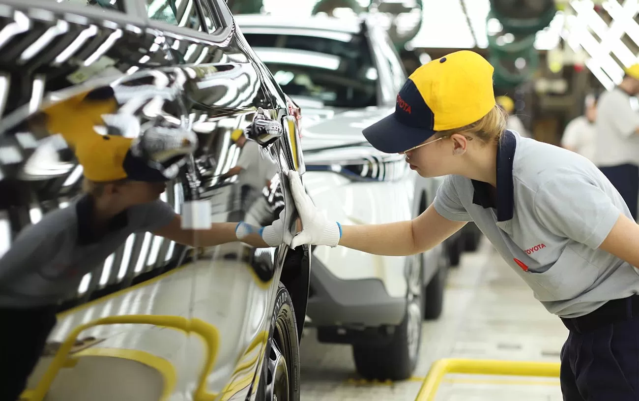 Toyota investirá R$ 11 bilhões no Brasil até 2030, fortalecendo sua presença na indústria automobilística nacional.