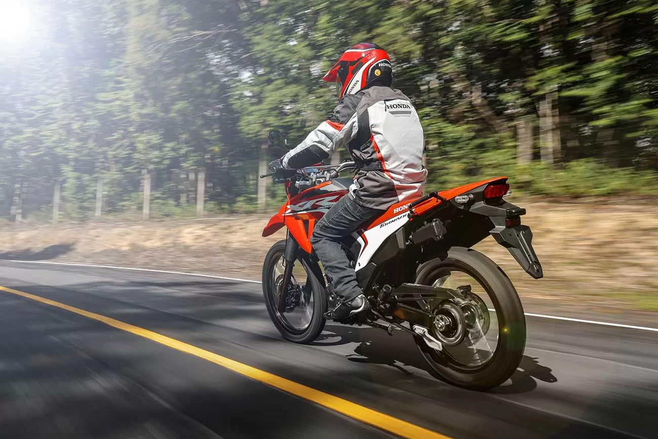 A Honda lança a XR 300L Tornado 2025 no Brasil, uma motocicleta que une modernidade técnica e tradição. Derivada dos modelos CRF 250F e XRE 300 Sahara, promete versatilidade e eficiência.