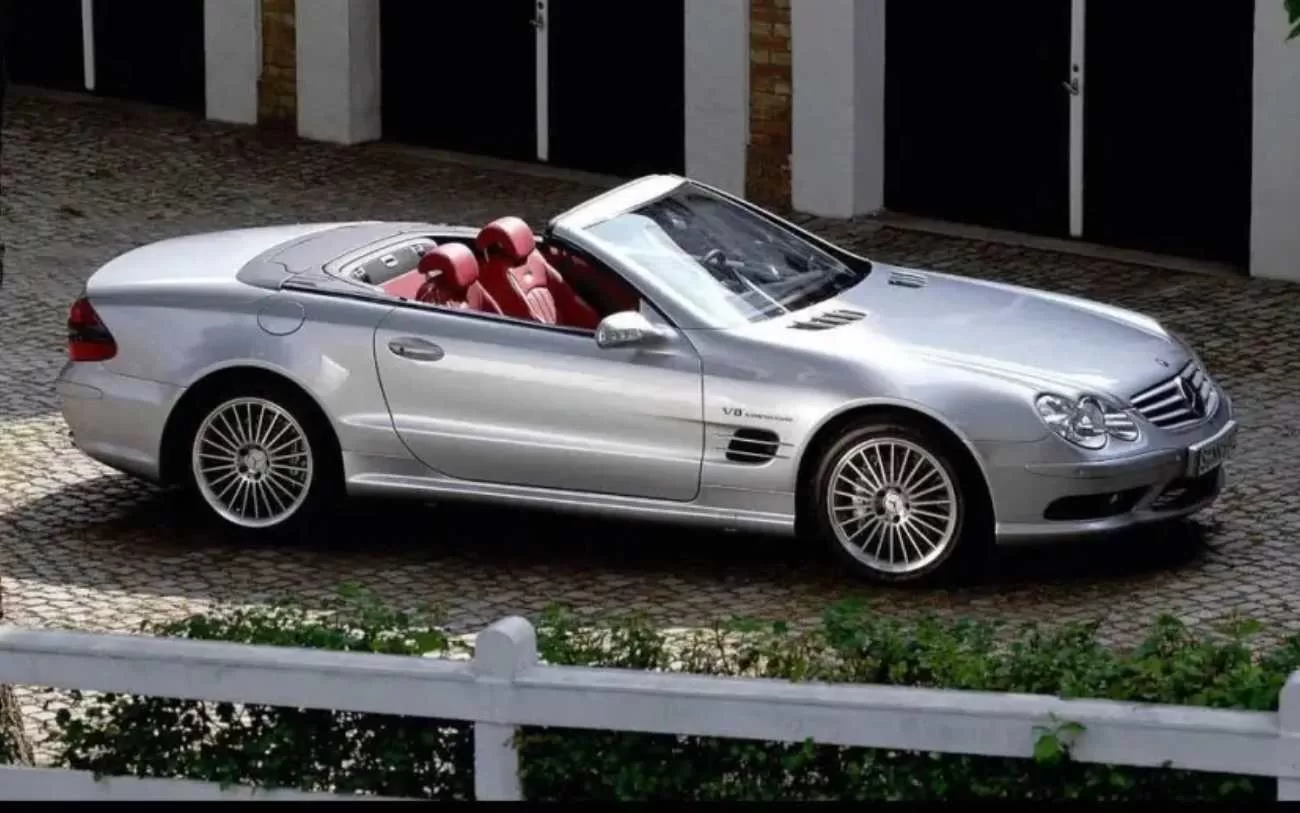 Steve Jobs dirigia um Mercedes-Benz SL55 AMG sem placas.